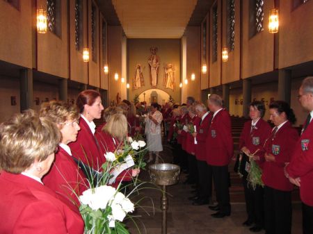 Auszug des Jubelpaares aus der Kirche durch das Spalier der S�ngerinnen und S�nger