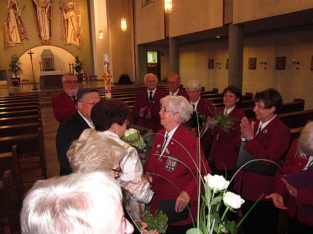 Gratulation durch die 1. Vorsitzende Hildegard Geppert