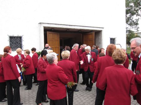 Sammeln vor der Kirche
