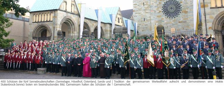 ca. 400 Sch�tzen und 85 S�ngerinnen und S�nger des Hubertus-Chores Sennelager auf den Stufen der Basilika anl�sslich der Marienwallfahrt nach Werl.